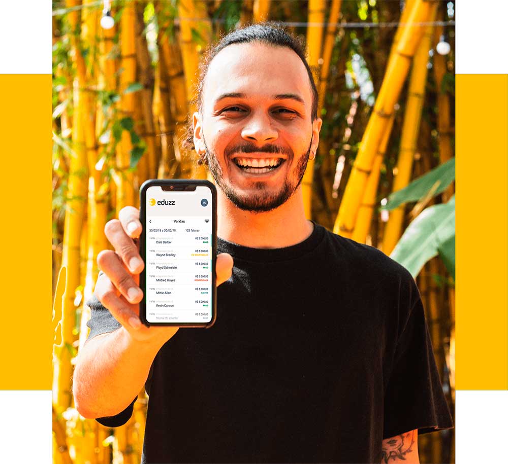 Imagem de pessoa sorrindo com celular na mão